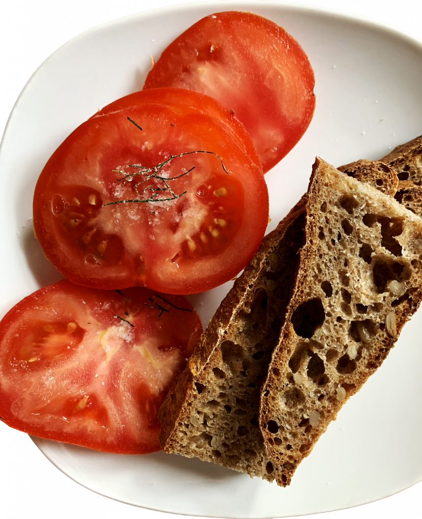 Sauerteigbrot mit Tomaten und Dillsalz